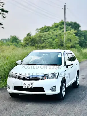 টয়োটা অ্যাক্সিও ২০১৫ সাদা