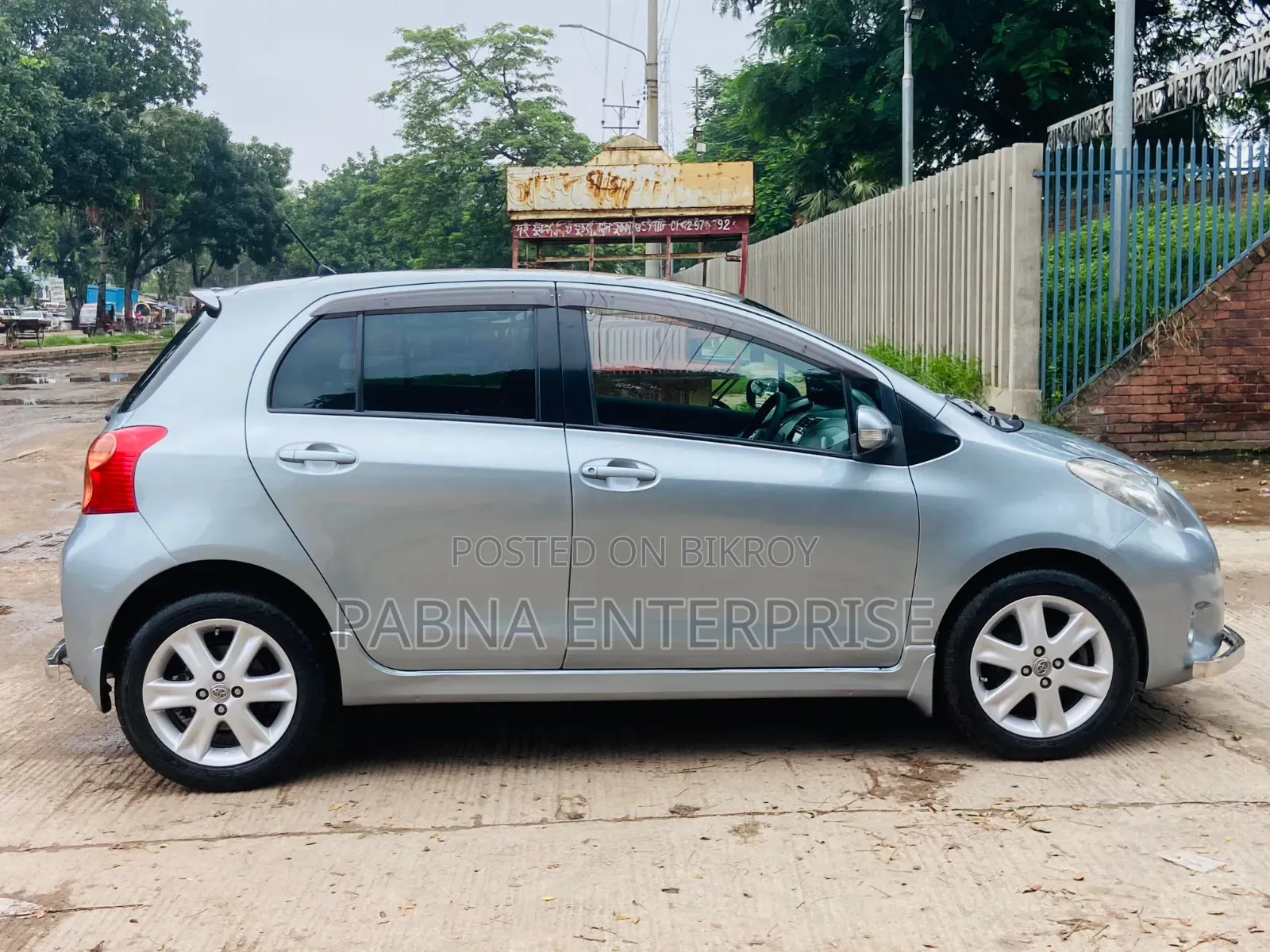 Toyota Vitz 2010 Gray