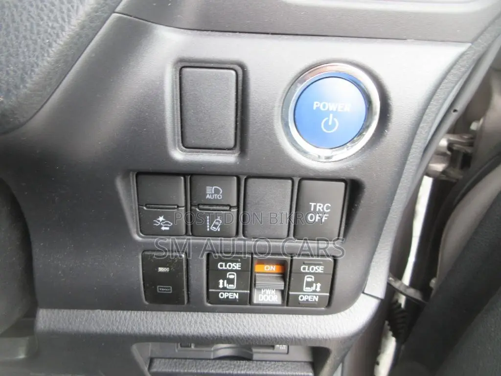 Toyota Noah 1.8 FWD Hybrid (7 Seater) 2021 Beige