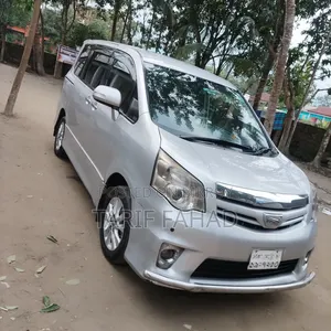 Toyota Noah 2012 Silver