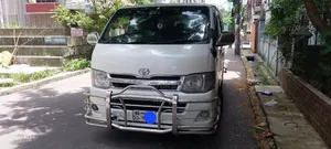 টয়োটা গ্র্যান্ড হাইয়েস ২০০১ পার্ল