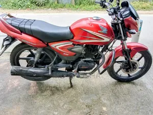 Honda CB 2015 Red