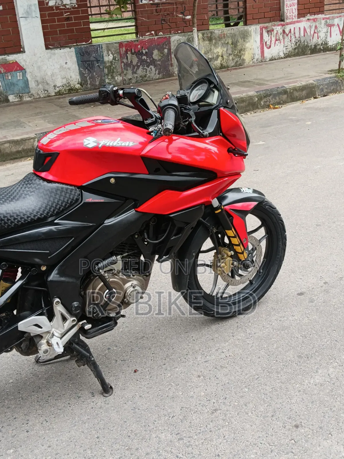বাজাজ ২০১৬ রেড