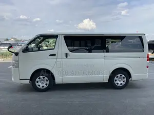 টয়োটা হাইএস ২০২১ সাদা