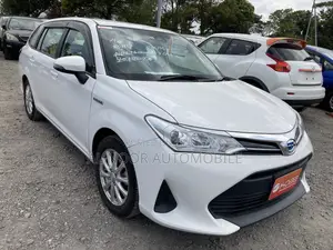 টয়োটা করোলা ফিল্ডার ২০২১ সাদা