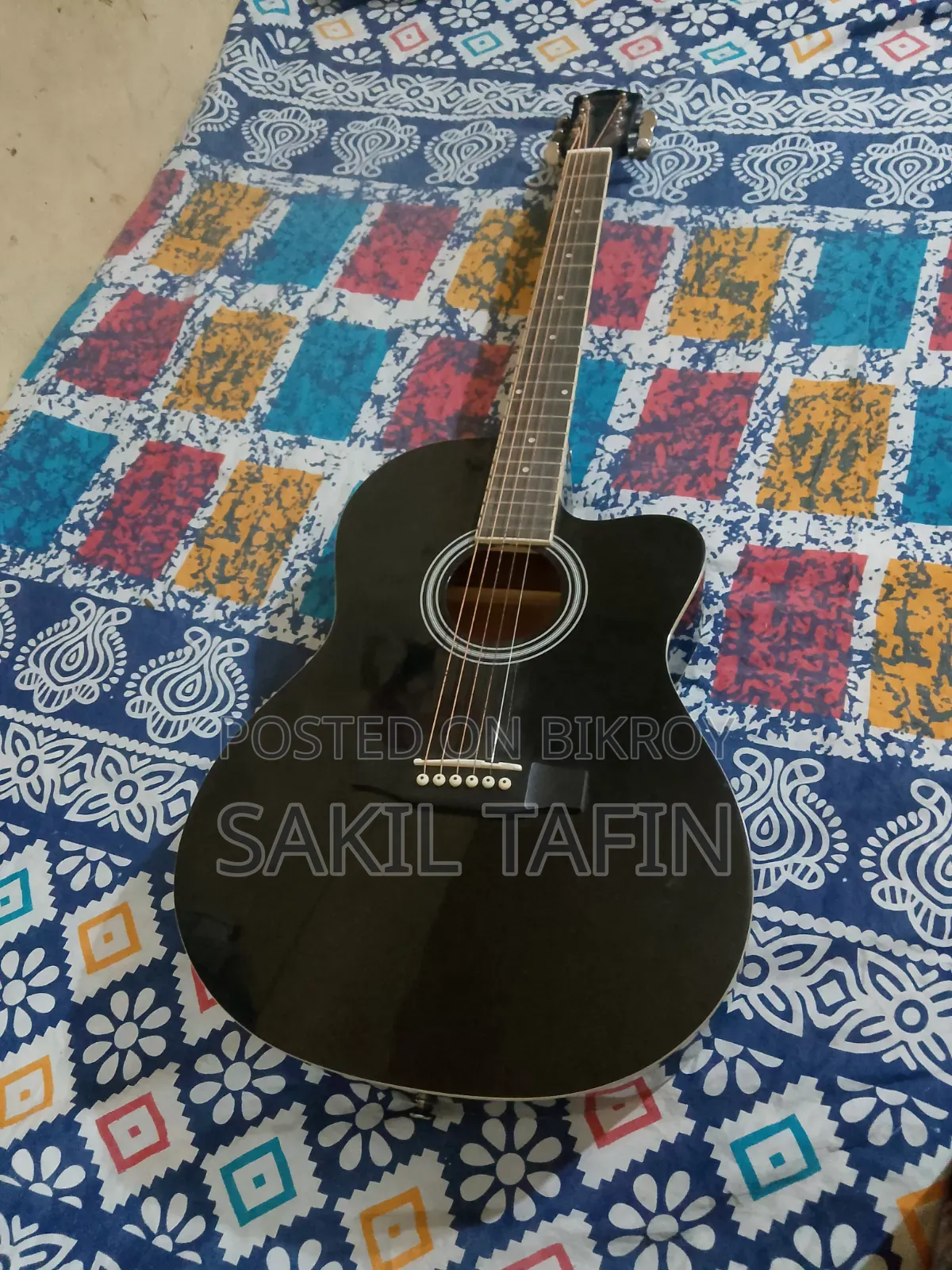 অ্যাকোস্টিক গিটার সবকিছু ঠিক আছে