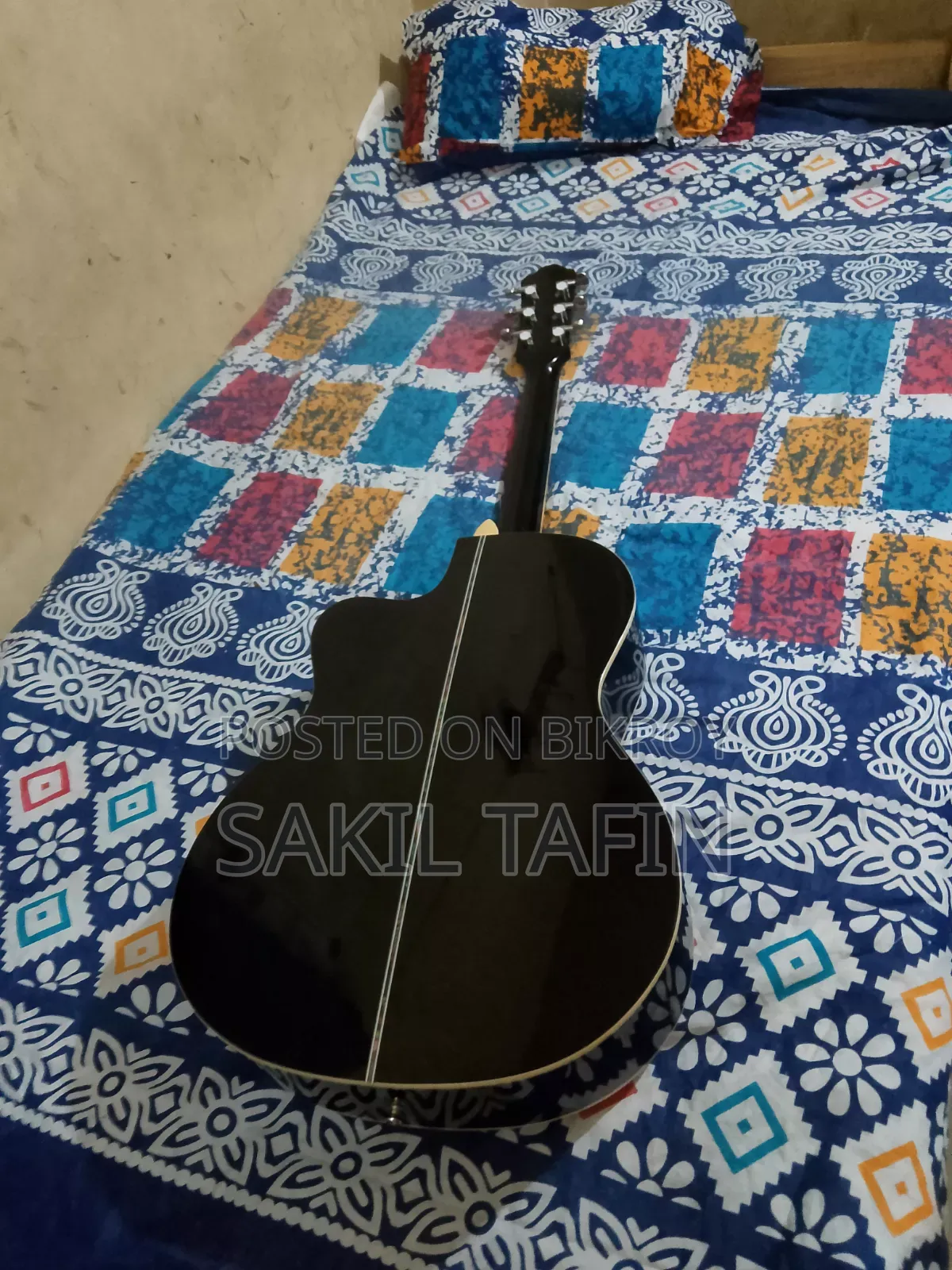 অ্যাকোস্টিক গিটার সবকিছু ঠিক আছে