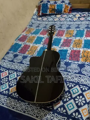 অ্যাকোস্টিক গিটার সবকিছু ঠিক আছে