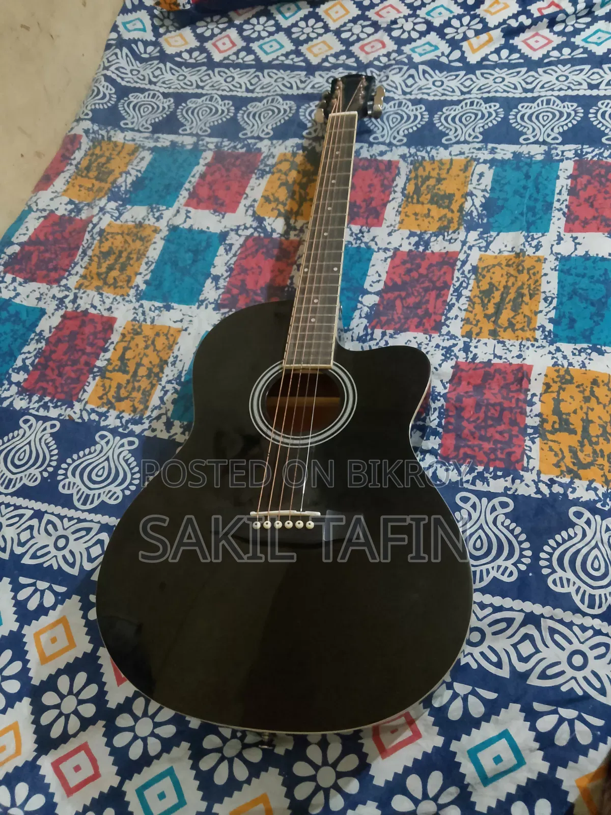 অ্যাকোস্টিক গিটার সবকিছু ঠিক আছে