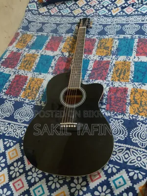 অ্যাকোস্টিক গিটার সবকিছু ঠিক আছে