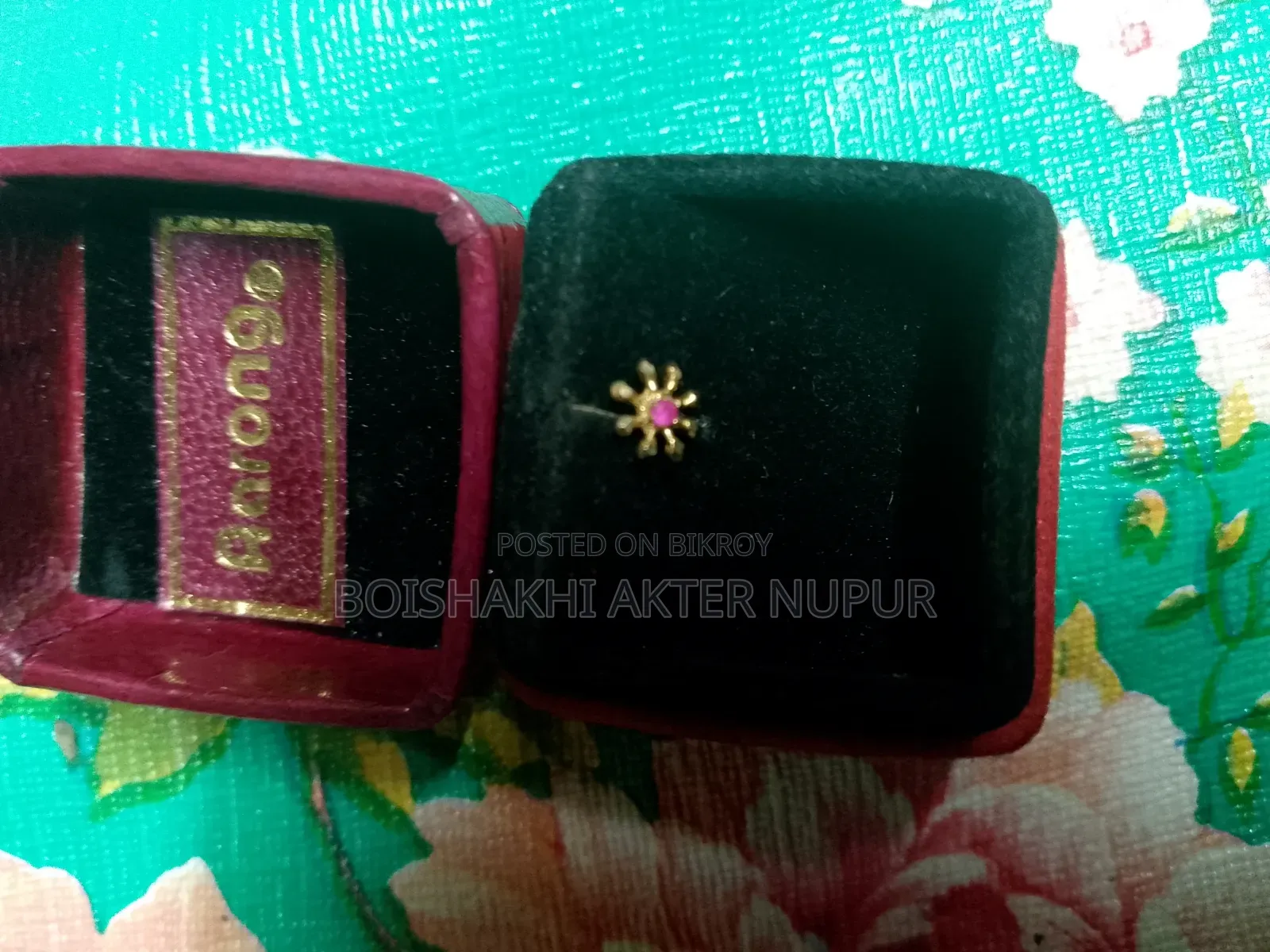 21 Karat Gold Nosepin for Sale