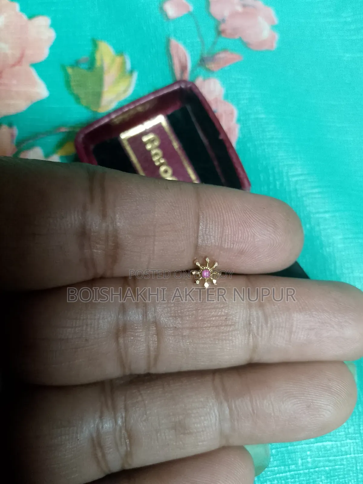 21 Karat Gold Nosepin for Sale