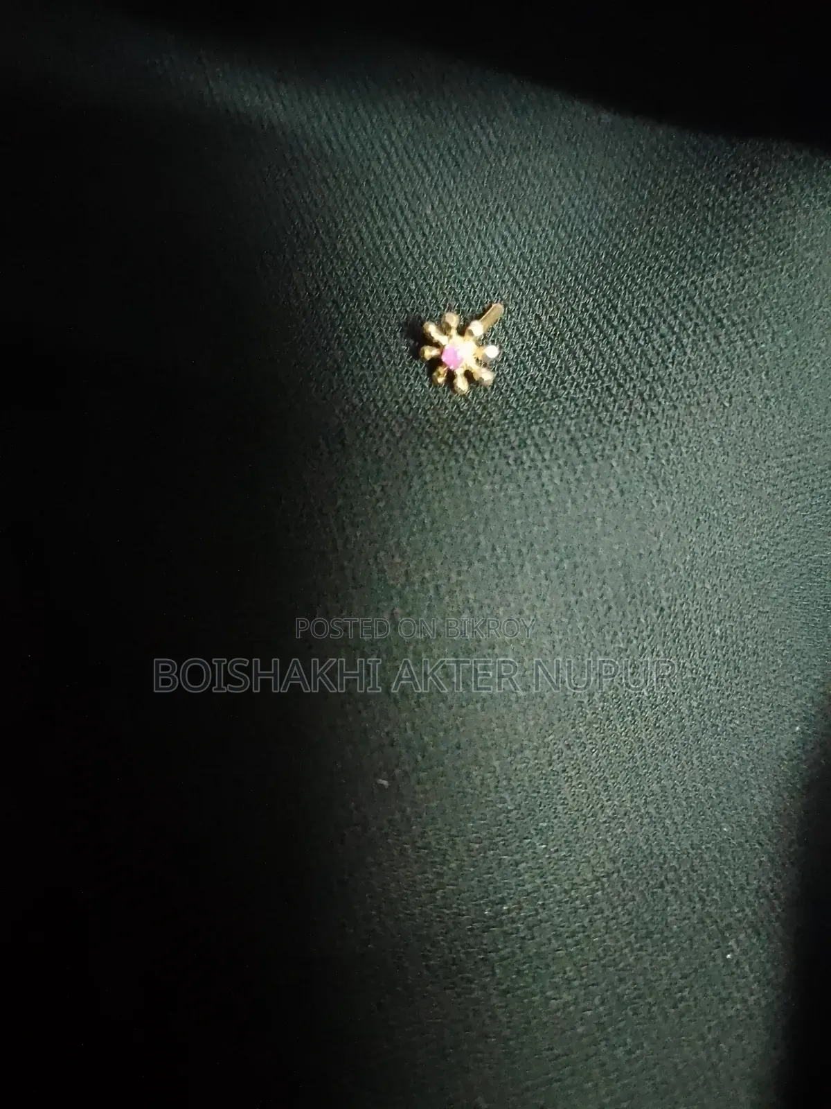 21 Karat Gold Nosepin for Sale