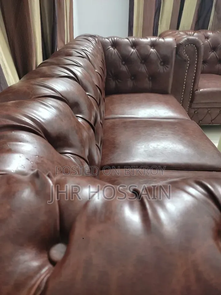 Luxury Chesterfield Leather Sofa With Hatil Table