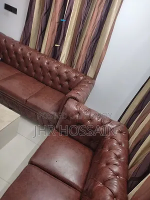 Luxury Chesterfield Leather Sofa With Hatil Table