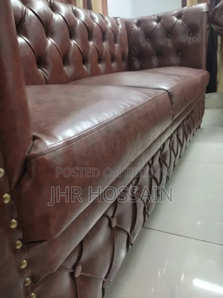 Luxury Chesterfield Leather Sofa With Hatil Table