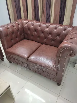 Luxury Chesterfield Leather Sofa With Hatil Table