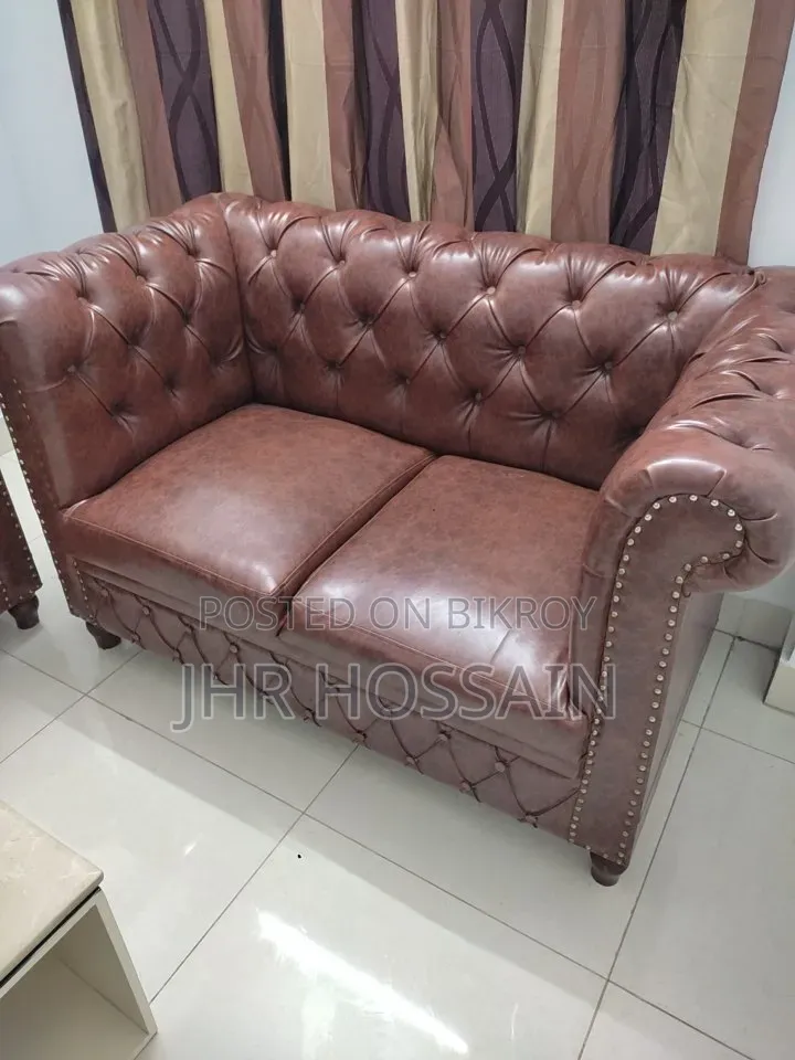 Luxury Chesterfield Leather Sofa With Hatil Table
