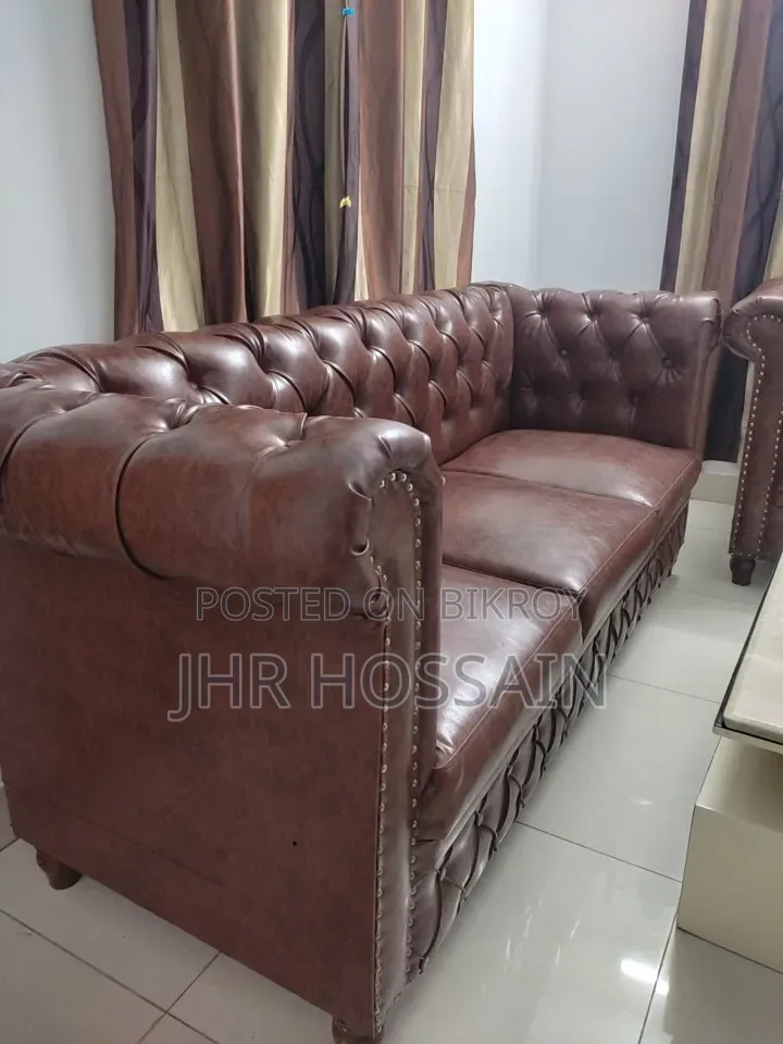 Luxury Chesterfield Leather Sofa With Hatil Table