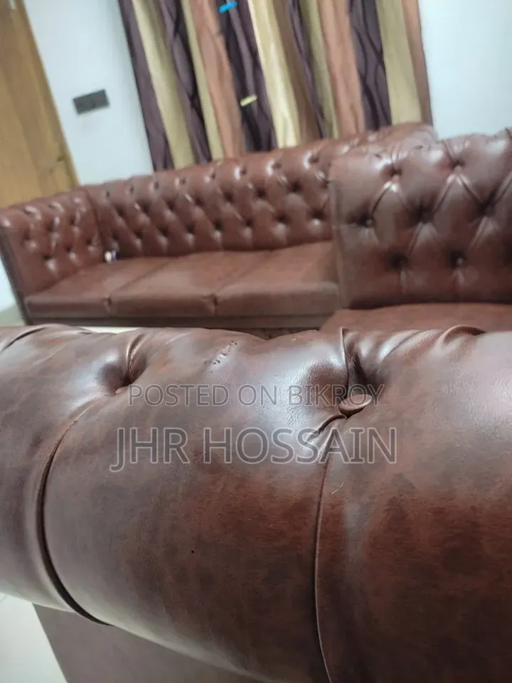 Luxury Chesterfield Leather Sofa With Hatil Table