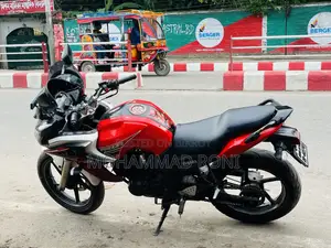 ইয়ামাহা ২০১২ লাল