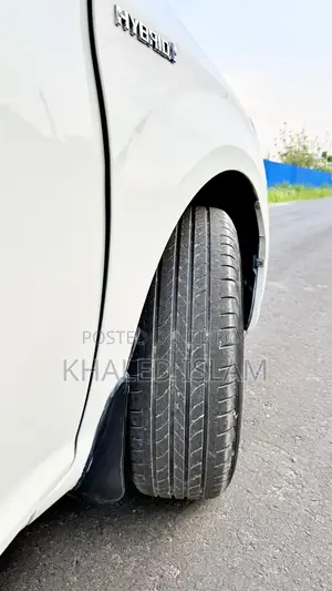 টয়োটা অ্যাক্সিও ২০১৫ সাদা