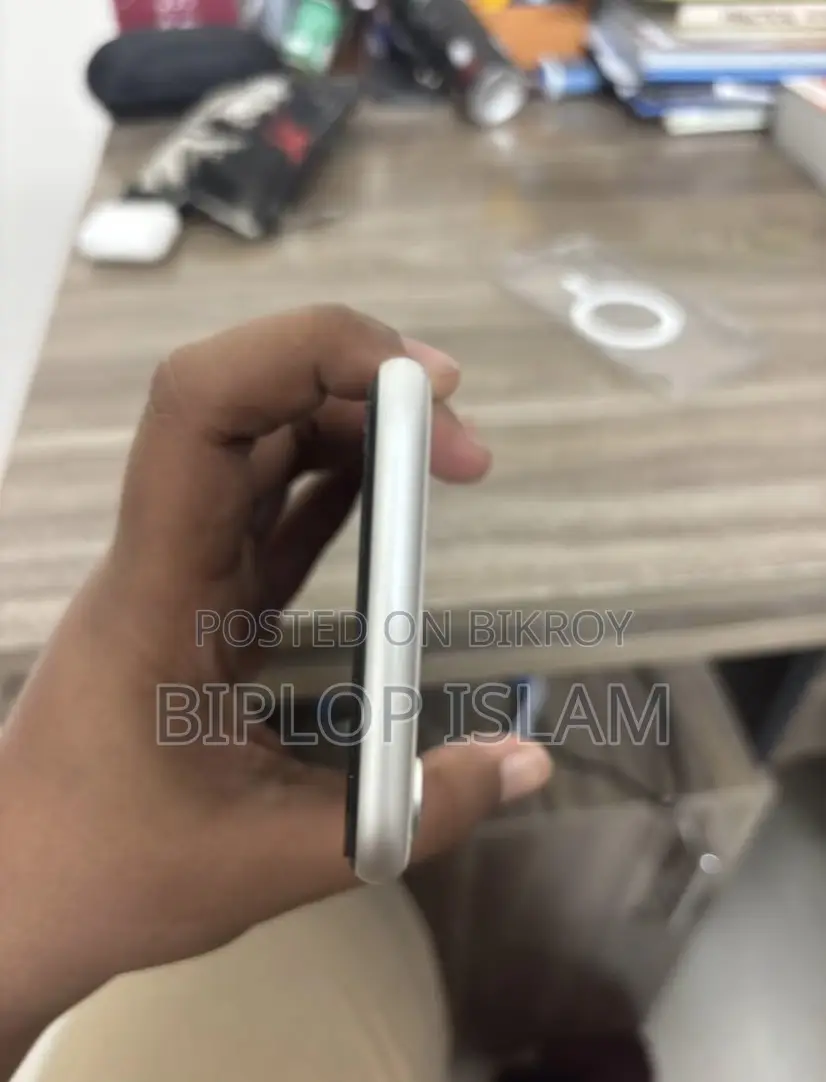 Apple iPhone XR 64 GB White