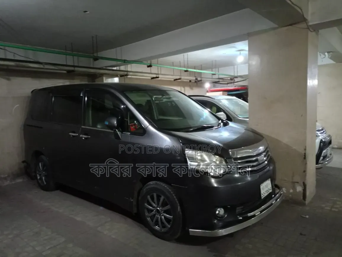 Toyota Noah 2012 Black