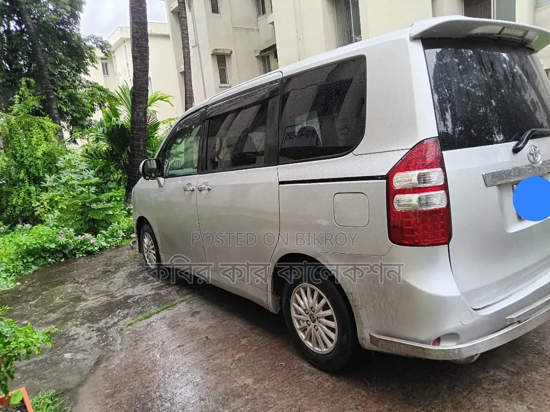 Toyota Noah 2013 Silver