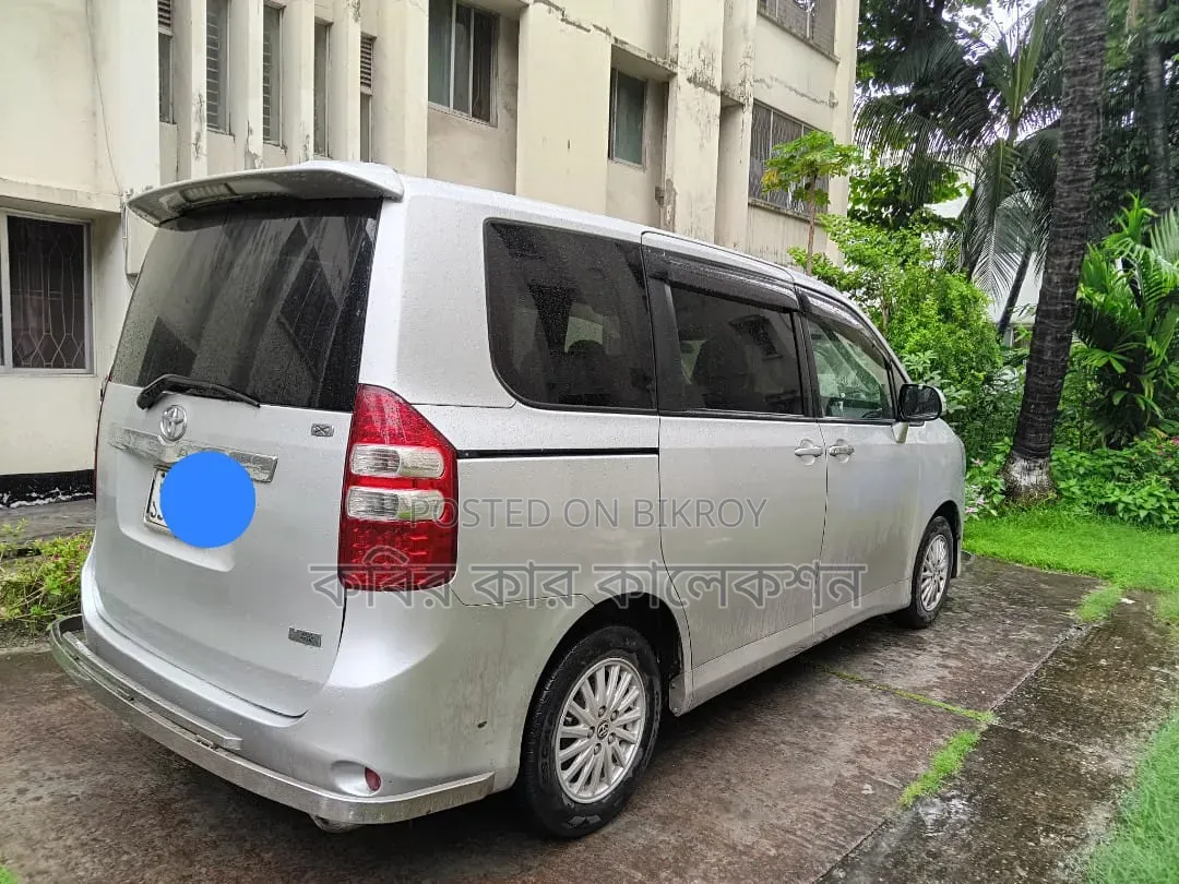 Toyota Noah 2013 Silver