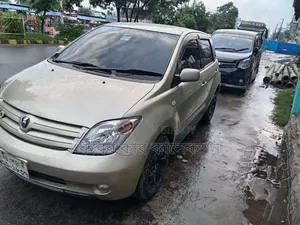 Toyota IST ২০০৪ সিলভার