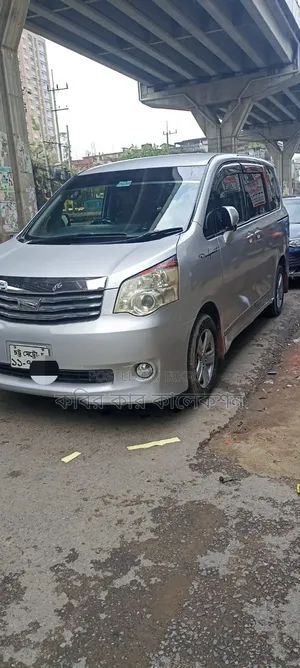 Toyota Noah 2011 Silver