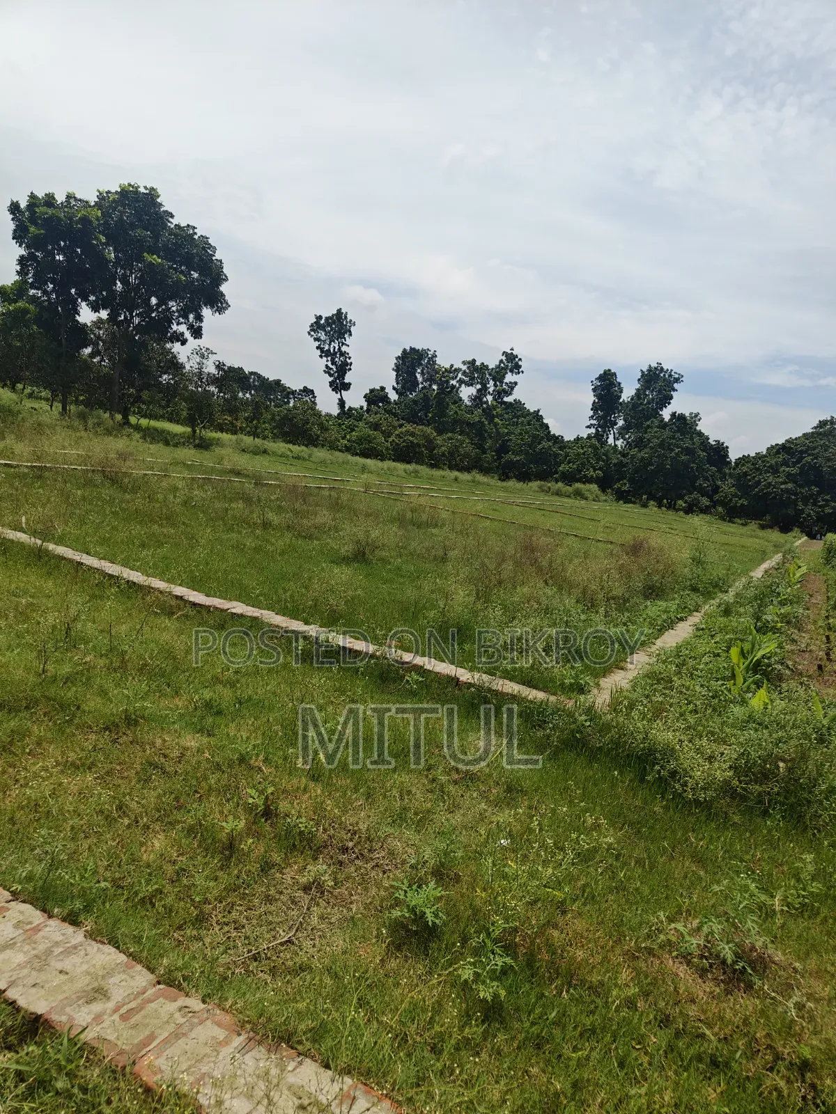 রাজশাহী বিমানবন্দর থেকে এক কিলোমিটার পশ্চিমে