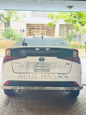 টয়োটা প্রিয়াস ২০১৯ সাদা