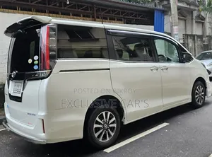 Toyota Esquire 2019 Pearl