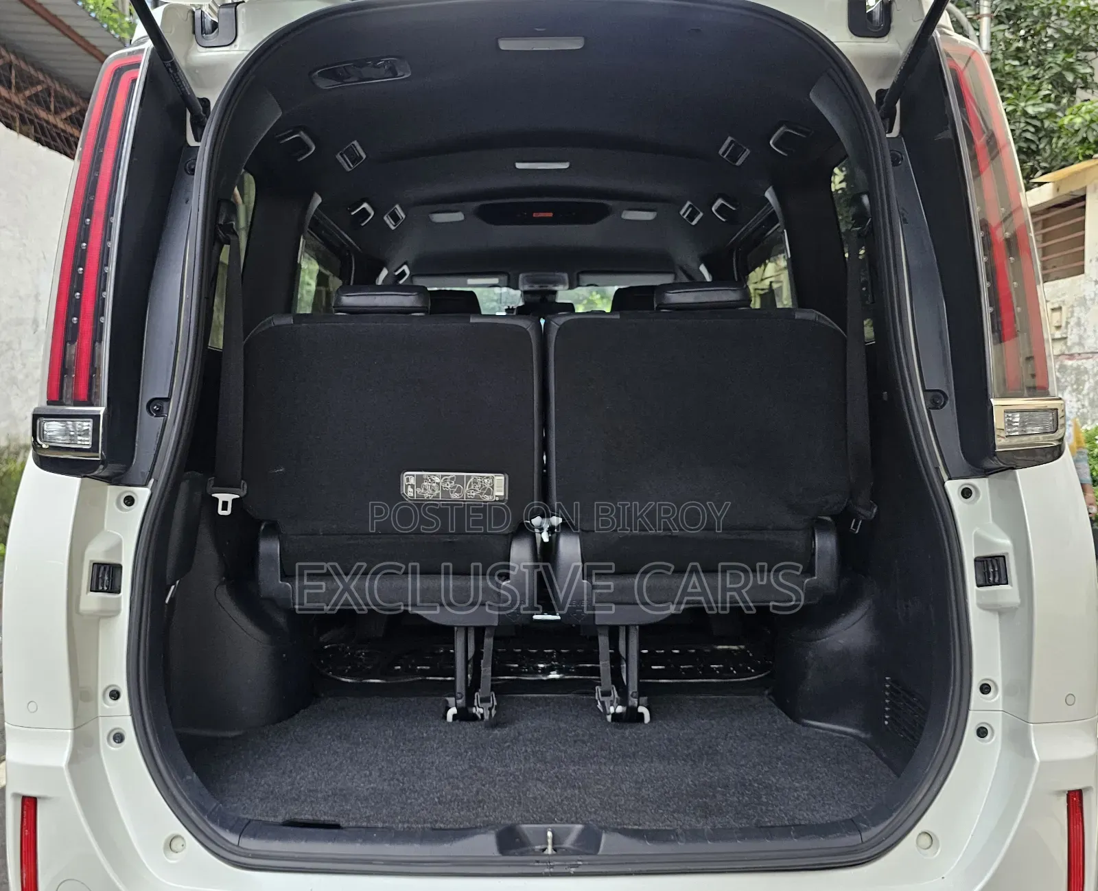 Toyota Esquire 2019 Pearl