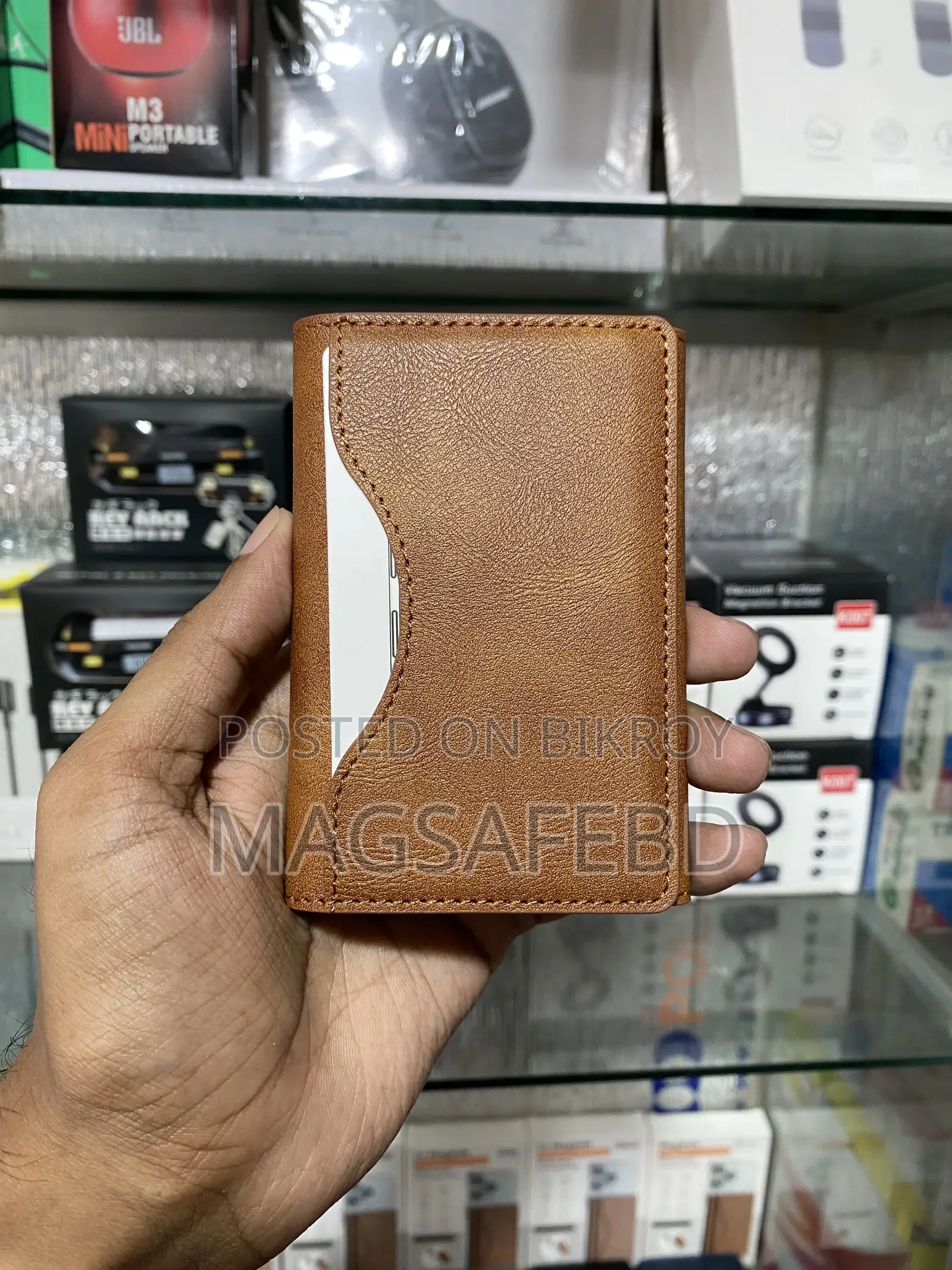 ম্যাগসেফ ট্রাইফোল্ড ওয়ালেট