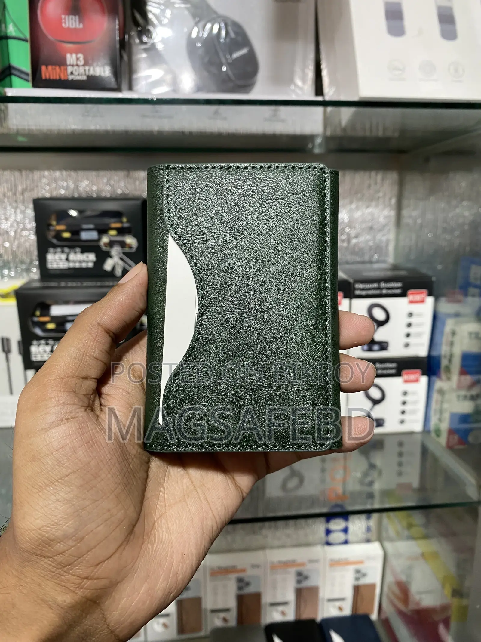 ম্যাগসেফ ট্রাইফোল্ড ওয়ালেট