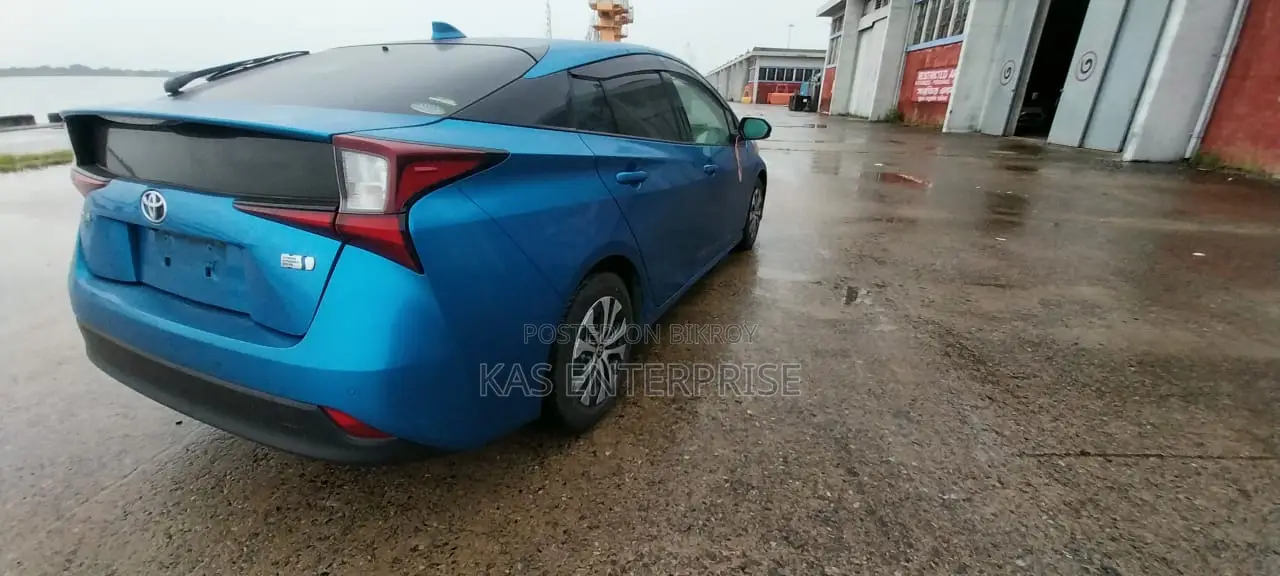 Toyota Prius 2021 নীল
