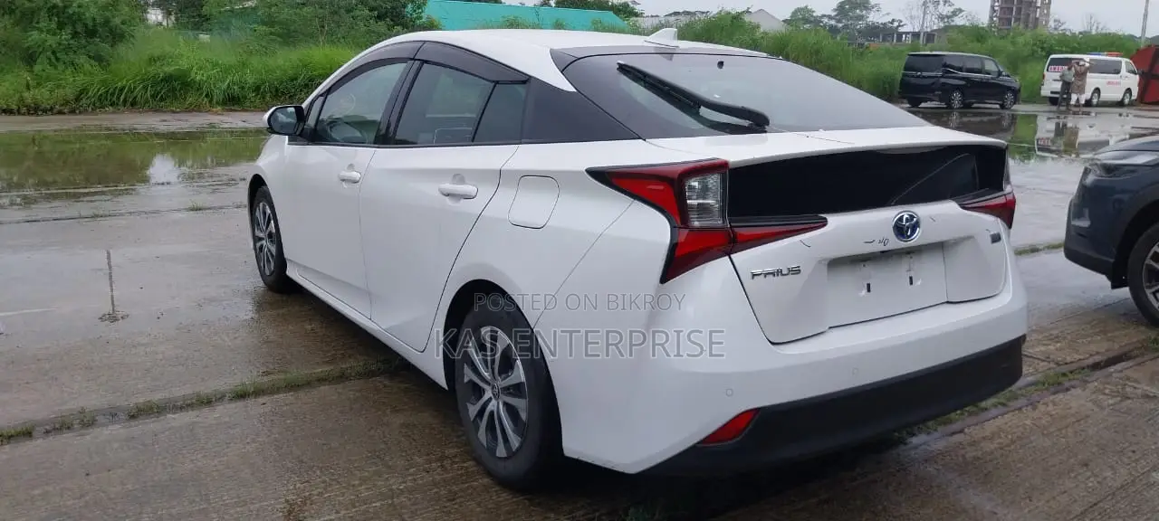 Toyota Prius 2021 White