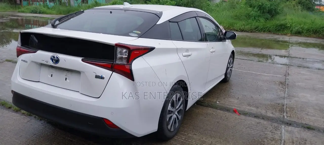Toyota Prius 2021 White