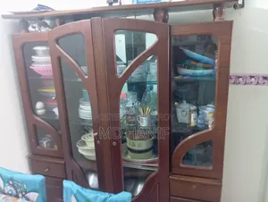 তিন পাটের এই শোকেসটি বিক্রি করা হবে