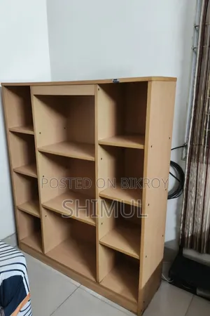 একটি বুক শেলফ ভালো কন্ডিশনে বিক্রি করা হবে