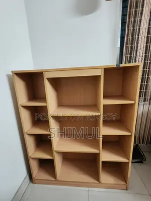 একটি বুক শেলফ ভালো কন্ডিশনে বিক্রি করা হবে