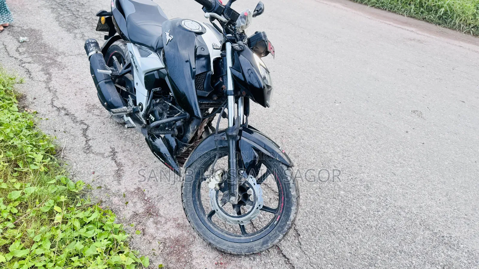 নতুন টিভিএস অ্যাপাচি আরটিআর ১৬০ ৪ভি ২০২১ কালো