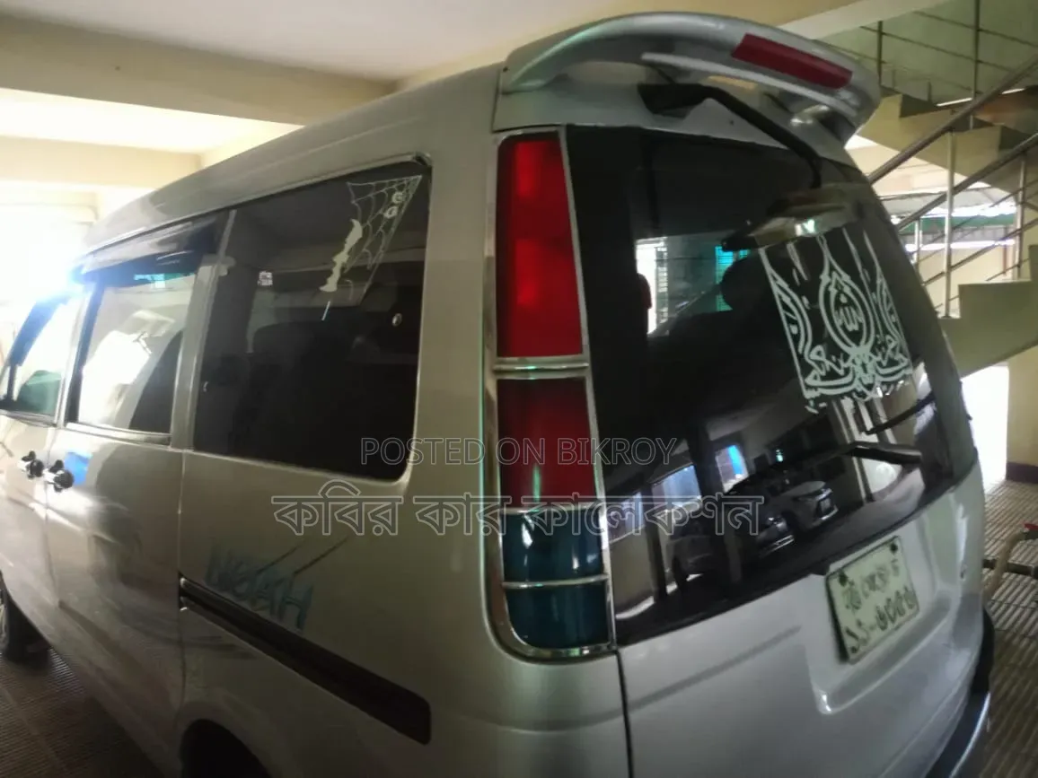 Toyota Noah 2005 Silver