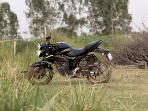 নতুন সুজুকি জিক্সার মনোটোন ২০২৬ ব্ল্যাক