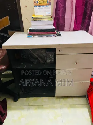 ১ টি টেবিল এবং একটি চেয়ার