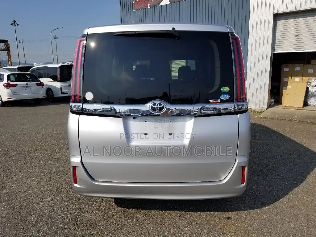 Toyota Noah 2021 Silver