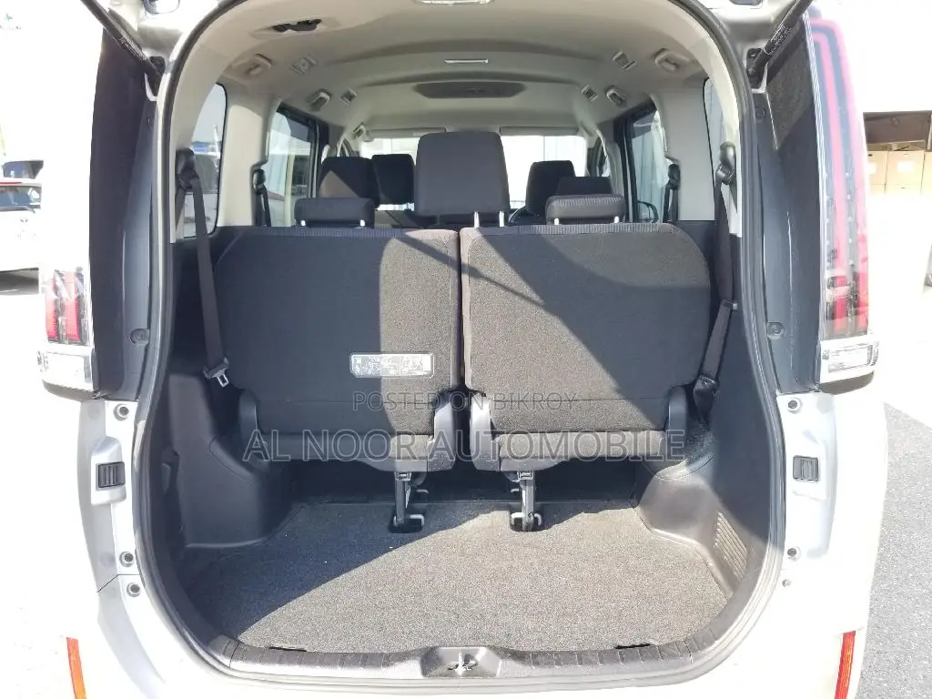 Toyota Noah 2021 Silver